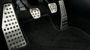 Car Driving Tips: एक्सीलेरेटर, ब्रेक के अलावा कार में डेड पैडल क्यों है जरूरी? ड्राइव करने से पहले जानें डिटेल