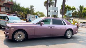 15 करोड़ की Rolls Royce Phantom कार में नजर आई नीता अंबानी, पिंक लग्जरी कार के फीचर्स जान रह जाएंगे दंग!