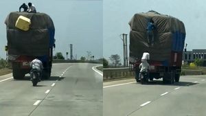 रियल लाइफ फास्ट एंड फ्यूरियस: चलती ट्रक से चोरी करते बाइकर्स का वीडियो हुआ वायरल