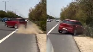 नोएडा एक्सप्रेसवे पर Hyundai i20 के साथ हाई स्पीड पर स्टंट का खतरनाक वीडियो वायरल, पुलिस ने किया ये काम...