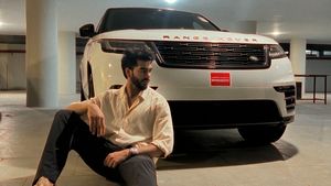 IPL चैंपियन बनने के बाद KKR के इस विस्फोटक बल्लेबाज ने खरीदी नई Range Rover! जानें कीमत और फीचर्स