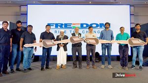 बेंगलुरु वासियों के लिए खुशखबरी! Bajaj Freedom CNG बाइक की डिलीवरी शुरू, जानिए कीमत और बुकिंग प्रोसेस की डिटेल