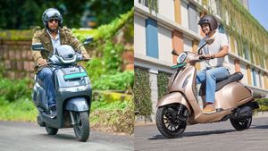 TVS IQube vs Bajaj Chetak: दोनों में से कौन इलेक्ट्रिक स्कूटर है आपके लिए बेस्ट? जानें रेंज और फीचर्स की डिटेल