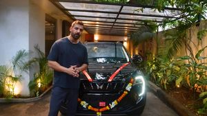John Abraham ने अपने फादर को बर्थडे पर गिफ्ट की Mahindra XUV 3XO, जानिए कितनी खास है ये SUV