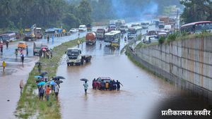 Bangalore की सड़कों पर रेंगती दिखी कार और बाइक, बारिश के बाद ट्रैफिक का ये है हाल, बाहर निकलने से पहले जान लें