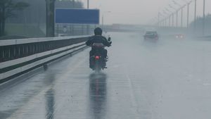 Bangalore में झमाझम बारिश! ऐसे मौसम में बाइक चलानी है, तो ध्यान रखें ये 5 बातें; बाद में नहीं पछताओगे