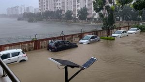 Bangalore की बारिश में खराब हो गई गाड़ी? घबराने की जगह अपनाएं ये तरीका, मिल जाएगा मुआवजा