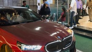 Govinda की बेटी ने खरीदी ने एक करोड़ की लग्जरी BMW कार, पापा को देखने पहुंची थी अस्पताल, देखिए VIDEO