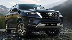 Dussehra से पहले Fortuner बेचने वाली कंपनी ने मचायी धूम! पिछले महीने हुई दनादन सेल, विदेशों में भी बढ़ी डिमांड