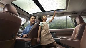 हाइब्रिड इंजन, एडास और बेहतरीन स्पेस; इस कार ने बदल दी Toyota की किस्मत! खरीदने के लिए टूट पड़े ग्राहक