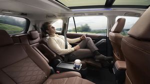 26 KM माइलेज, 6 एयरबैग और ADAS सेफ्टी! लॉन्ग ट्रिप के लिए बेस्ट हैं ये स्पेशियस कारें, कीमत 8.69 लाख से शुरू