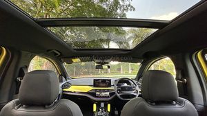 पैनोरमिक सनरूफ, 7 एयरबैग और ADAS जैसी सेफ्टी; इस देसी SUV को पिछले महीने इतने लोगों ने खरीदा