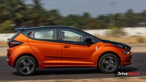 26Km माइलेज, 6 एयरबैग और 360-डिग्री कैमरा; सनरूफ वाली इस कार पर 1 लाख तक की छूट, कीमत मात्र 6.50 लाख से शुरू