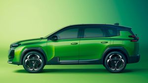 हाइब्रिड इंजन, 6 एयरबैग और पैनोरमिक सनरूफ; कई पावरट्रेन ऑप्शन के साथ इस SUV की एंट्री