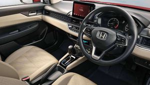 20KM माइलेज, 6 एयरबैग और ADAS जैसी सेफ्टी; इस कार को दनादन खरीद रहे हैं लोग, कीमत बस इतनी