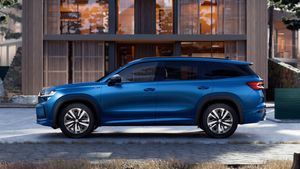 पैनोरमिक सनरूफ, ADAS और 9 एयरबैग; Toyota Fortuner को टक्कर देने आ गई लग्जरी 7-सीटर SUV, कीमत इतनी