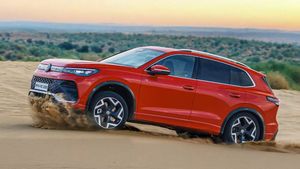 9 एयरबैग, पैनोरमिक सनरूफ और ADAS सेफ्टी; इस प्रीमियम कार की इंडियन मार्केट में धमाकेदार एंट्री, कीमत इतनी