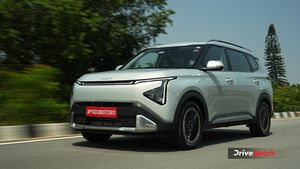 Kia Carens Clavis को लाना है घर, जानें 2 लाख Down Payment करने के बाद कितनी बनेगी EMI?