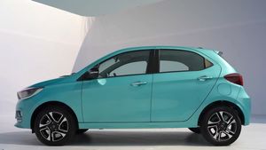 6 एयरबैग और पेट्रोल-CNG इंजन: Tata Tiago को कड़ी टक्कर देती हैं ये कार, फुल टैंक में दौड़ेगी 1000 KM