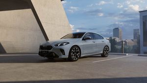 230 km/h टॉप स्पीड, दमदार इंजन और पैनोरमिक सनरूफ; इस लग्जरी कार की इंडिया में धमाकेदार एंट्री, कीमत इतनी