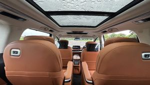 1700 लीटर बूट स्पेस..5-स्टार होटल जैसा केबिन; चलाने में ऐसी है MG की नई प्रेसिडेंशियल लिमोसिन