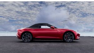 कन्वर्टिबल रूफ, फाइटर जेट कॉकपिट और 580 Km रेंज; मार्केट में तबाही मचाने आ गई ये Super Car! कीमत इतनी