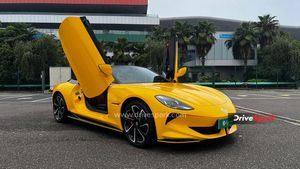 MG Cyberster Review: सीजर डोर, कन्वर्टिबल रूफ और जबरदस्त परफॉर्मेंस! इन लोगों को पसंद आएगी साइबरस्टर