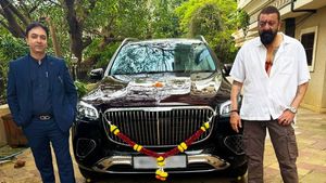 Sanjay Dutt के घर आई 4 करोड़ की ये Luxury SUV; पैनोरमिक सनरूफ, फ्रिज और मसाज जैसे फीचर्स से है लैस