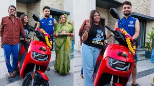 Rinku Singh ने अपनी बहन को गिफ्ट किया ये शानदार Electric Scooter, सिंगल चार्ज में 142 KM रेंज, इतनी है कीमत 
