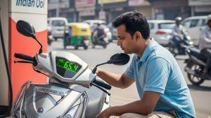 बिना पैसे खर्च किए बढ़ जाएगा Scooter का माइलेज! तुरंत जान लें ये 5 आसान टिप्स, मैकेनिक भी नहीं बताते