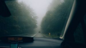 Car Windshield से फॉग हटाने के लिए अपनाएं ये 5 टिप्स; चुटकियों में हो जाएगा काम 