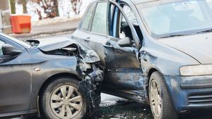 गाड़ी चलाते समय एकदम से हो गई दिक्कत? घबराएं नहीं, इन जरूरी बातों का रखें ध्यान