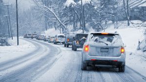 Snow Driving Tips: बर्फीली सड़क पर चलानी है गाड़ी, तो इन 5 बातों का रखें ध्यान; बड़ी दिक्कत से बचे रहेंगे