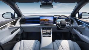 लैपटॉप जैसा डिस्प्ले, 567 KM रेंज और 24 मिनट में चार्ज; Tesla को सीधी टक्कर देती है ये इलेक्ट्रिक SUV 