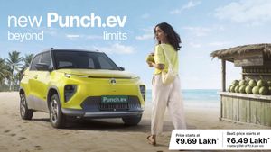 468 KM रेंज, 26 मिनट में चार्ज और एडवांस फीचर्स; पेट्रोल संकट के बीच घर लाएं ये Electric SUV, कीमत ₹6.49 लाख