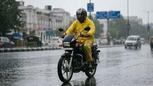 दिल्ली की बारिश में भी नहीं रुकेंगी ये धाकड़ बाइक्स; 1 लाख के बजट में मिलेगा जबरदस्त कंट्रोल