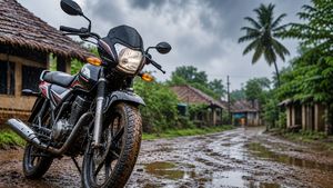 पेट्रोल की महंगाई और कीचड़ भरे रास्तों से हैं परेशान? ये 5 दमदार बाइक्स मानसून में भी देंगी मक्खन जैसा सफर