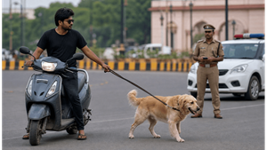 स्कूटर के साथ कुत्ते को दौड़ाना पड़ा भारी, लखनऊ के इस वायरल वीडियो ने मचाया हड़कंप