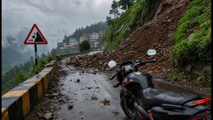 कुर्सियांग लैंडस्लाइड का वायरल वीडियो: मानसून में बाइकर्स के लिए अलर्ट, 100-125cc बाइक चलाने वाले हो जाएं सावधान
