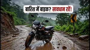 भारी बारिश में बाइक चलाना है खतरनाक? सफर पर निकलने से पहले ये 5 टिप्स बचाएंगे आपकी जान