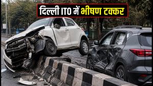 दिल्ली ITO हादसा: डिवाइडर लांघकर विधायकों की कार से टकराई तेज रफ्तार स्विफ्ट, देखें वायरल वीडियो