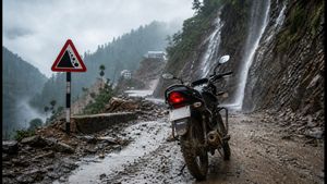 हिमाचल में भारी बारिश का रेड अलर्ट: मंडी-शिमला के रास्तों पर बाइक चलाना जानलेवा, घर से निकलने से पहले पढ़ें ये जरूरी गाइड