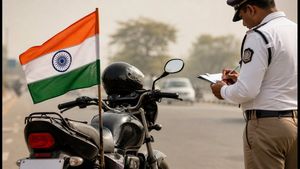 15 अगस्त पर बाइक पर तिरंगा लगा रहे हैं? इन नियमों को न भूलें, वरना कटेगा भारी चालान