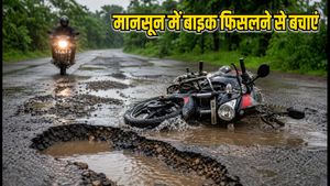 मानसून में बाइक फिसलने का डर? कीचड़ और गड्ढों में सुरक्षित रहने के लिए अपनाएं ये 5 अचूक तरीके