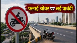 बेंगलुरु के 5 बड़े फ्लाईओवर्स पर नए ट्रैफिक नियम लागू; एयरपोर्ट रोड पर टू-व्हीलर्स और ऑटो की एंट्री पर 24 घंटे की पाबंदी