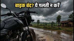 IMD Red Alert: भारी बारिश में बाइक बंद हो जाए तो न करें ये गलती, वरना इंजन हो जाएगा खराब; सफर से पहले जानें ये टिप्स