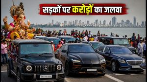 मुंबई विसर्जन में सड़कों पर उतरीं करोड़ों की लग्जरी कारें, उरुस और जी-क्लास का दिखा जलवा