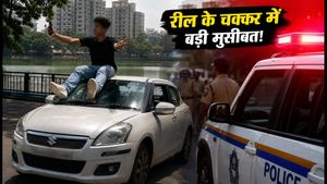 रील का खतरनाक शौक: ठाणे के उपवन लेक में चलती कार के बोनट पर बैठा युवक, पुलिस ने लिया एक्शन