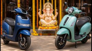 TVS iQube vs Bajaj Chetak: सोमवार को डिलीवरी चाहिए? खरीदने से पहले ये 5 बातें जरूर चेक करें