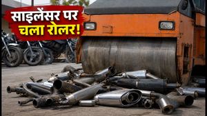 नवी मुंबई: मॉडिफाइड साइलेंसर वाली बाइक है? पुलिस ने रोड रोलर चलाकर किया चकनाचूर